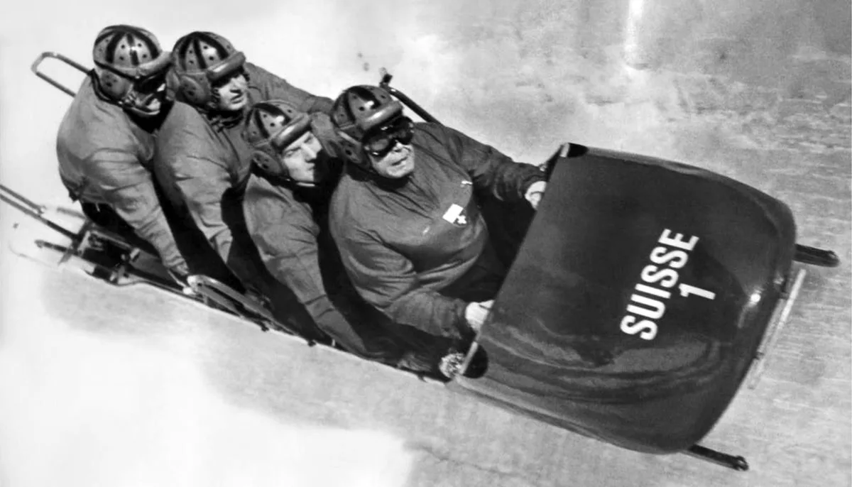 Das Bobteam Schweiz I mit dem Piloten Franz Kapus und seinen Hinterleuten Robert Alt, Gottfried Diener und Heinrich Angst (von vorne nach hinten). Das Team holte 1956 den Olympia-Sieg. Ein Bob mit vier Personen.